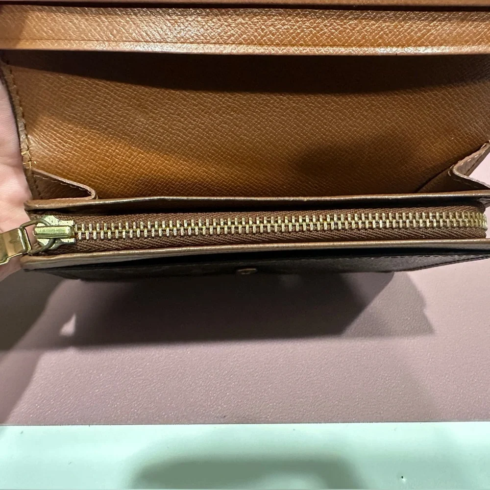 Great Condition - AUTHENTIC LV WALLET - Picture 9 of 13